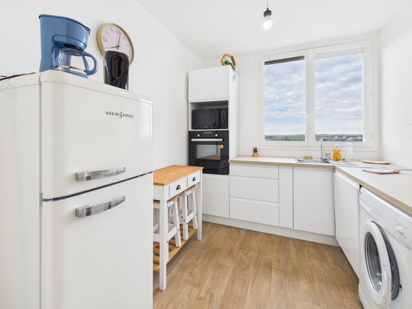 Cuisine équipée d'un logement de location courte durée, photographiée lors d'un état des lieux.